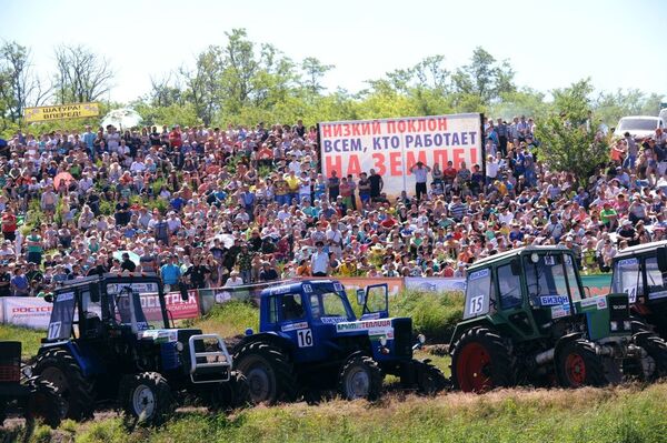 Rostov bölgesinde düzenlenen Bizon-Track Show 2015 isimli traktör yarışması - Sputnik Türkiye