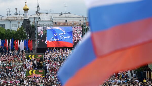 Kızıl Meydan'daki ve ülkedeki binler 'Kuruluşundan bugüne Rusya' isimli bin 300 sanatçının yer alacağı tarihi geçit törenini izleyebilecek. - Sputnik Türkiye
