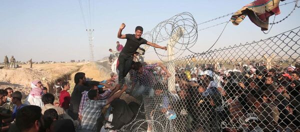 Akşam saatlerinde ABD öncülüğündeki koalisyon güçlerinin hava bombardımanından kaçan yüzlerce Suriyeli, Türkiye sınırına yönelmişti. Dört ailenin Türkiye'ye geçmesi üzerine, Tel Abyad'ın kontrolünü elinde bulunduran IŞİD, grubun gümrük kapısından geçişlerini engellemişti. Bunun üzerine sınır hattına yönelen Suriyeliler tel örgüleri aşmıştı, ama hendek olduğu için Türkiye tarafına geçememişti. Suriyeliler daha sonra bölgeyi kısa sürede kordona alan Türk güvenlik güçlerinin oluşturdukları koridordan kontrollü şekilde kayıt işlemlerinin yapılacağı gümrük sahasına alınmaya başlanmıştı. - Sputnik Türkiye