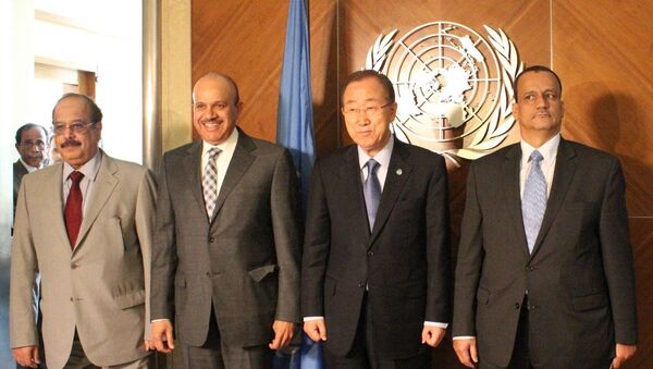 BM Genel Sekreteri Ban Ki-mun (sağ 2), yarın Cenevre'de başlayacak Yemen müzakereleri öncesinde Körfez İşbirliği Konseyi (KİK) Genel Sekreteri Abdullatif bin Raşid ez-Zeyani (Sol 2) ve BM'nin Yemen Özel Temsilcisi İsmail Veled Şeyh Ahmed (Sağda) ile BM Cenevre Ofisi'nde bir araya geldi. - Sputnik Türkiye
