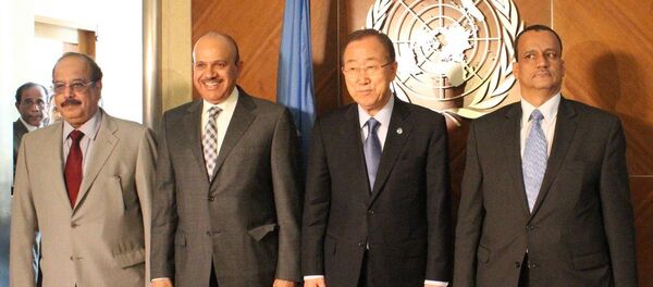 BM Genel Sekreteri Ban Ki-mun (sağ 2), yarın Cenevre'de başlayacak Yemen müzakereleri öncesinde Körfez İşbirliği Konseyi (KİK) Genel Sekreteri Abdullatif bin Raşid ez-Zeyani (Sol 2) ve BM'nin Yemen Özel Temsilcisi İsmail Veled Şeyh Ahmed (Sağda) ile BM Cenevre Ofisi'nde bir araya geldi. - Sputnik Türkiye