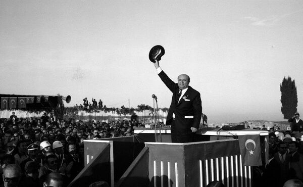 Türk siyasetinin fötr şapkalı 'baba'sı Süleyman Demirel, 91 yaşında hayatını kaybetti. - Sputnik Türkiye