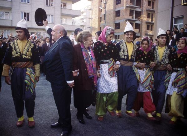 Cumhurbaşkanı Demirel ve eşi Nazmiye Demirel Gaziantep’te okul açılışına katılmıştı. Demirel, vatandaşları selamlarken Nazmiye Demirel de halk oyunları ekibi ile halay çekmişti. - Sputnik Türkiye
