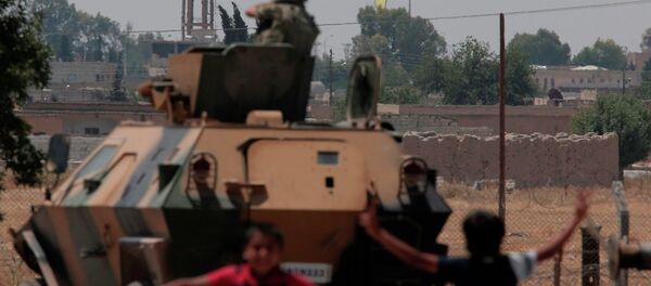 Tel Abyad'ın YPG kontrolüne geçmesinin ardından buradaki IŞİD bayrağı da indirildi. - Sputnik Türkiye