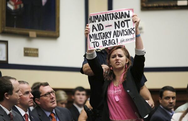 Carter ve Dempsey, sivil toplum kuruluşu CODEPINK üyeleri tarafından protesto edildi. - Sputnik Türkiye