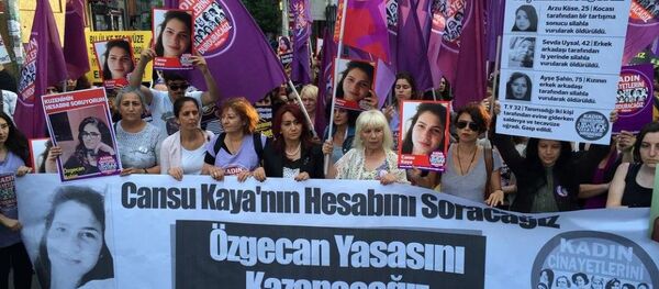 Kadın Cinayetlerini Durduracağız Platformu üyeleri, Cansu Kaya'nın öldürülmesini protesto etti. - Sputnik Türkiye