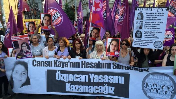 Kadın Cinayetlerini Durduracağız Platformu üyeleri, Cansu Kaya'nın öldürülmesini protesto etti. - Sputnik Türkiye