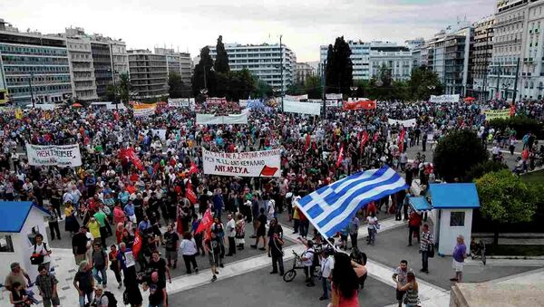 Yunanistan'ın başkenti Atina'da da dün parlamento binasının da bulunduğu Sintagma Meydanı'nda toplanan gruplar, Başbakan Aleksis Çipras önderliğindeki hükümete destek gösterisi düzenledi. - Sputnik Türkiye
