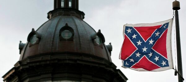 ABD'nin Güney Carolina eyaleti kongre binasındaki 'ırk ayrımcılığı ve beyazların egemenliğinin simgesi' olarak görülen konfederasyon bayrağı - Sputnik Türkiye