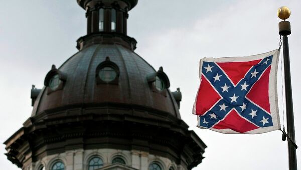 ABD'nin Güney Carolina eyaleti kongre binasındaki 'ırk ayrımcılığı ve beyazların egemenliğinin simgesi' olarak görülen konfederasyon bayrağı - Sputnik Türkiye