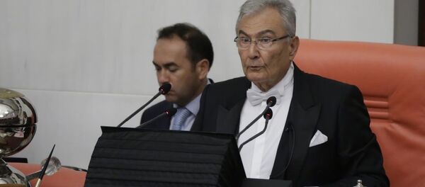 TBMM'de 25. Dönem ve yemin töreni geçici Meclis Başkanı Deniz Baykal'ın başkanlığında başladı. - Sputnik Türkiye