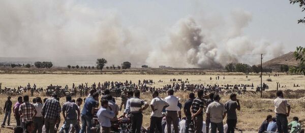 IŞİD ile Kürt gruplar arasındaki çatışmalar Kobani kent merkezinde yoğunlaştı. Öte yandan bazı vatandaşlar da sınıra yakın bölgelere gelerek gelişmeleri takip etti. Bölgeden dumanların yükseldiği görüldü. - Sputnik Türkiye