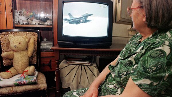 Televizyonda NATO'nun Yugoslavya'ya yönelik bombardımanını izleyen Bosnalı kadın - Sputnik Türkiye