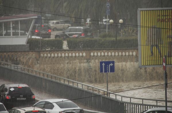 Soçi’deki yağış tropikal yağmurları andırıyor. - Sputnik Türkiye