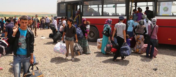 Yurtdışına gitmek için kamptan ayrılan Ezidiler - Sputnik Türkiye