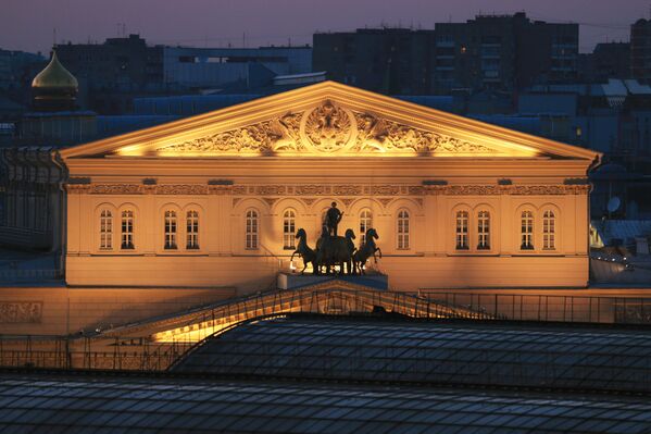 Moskova Bolşoy Tiyatrosu gece manzarası - Sputnik Türkiye