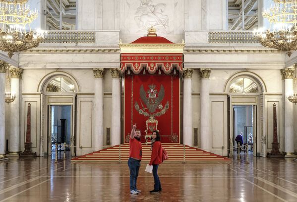 St.Petersburg'da bulunan dünyaca ünlü Ermitaj Müzesi'ndeki Georgiyevsky salonu - Sputnik Türkiye