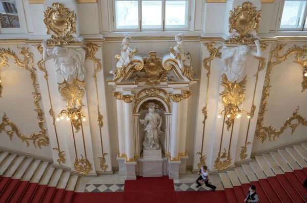 St.Petersburg'da bulunan dünyaca ünlü Ermitaj ana merdivenler - Sputnik Türkiye
