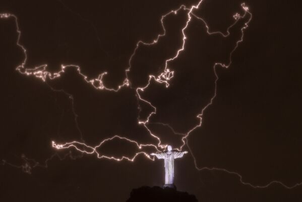 Молния над статуей Христа-Искупителя в Рио-де-Жанейро - Sputnik Türkiye