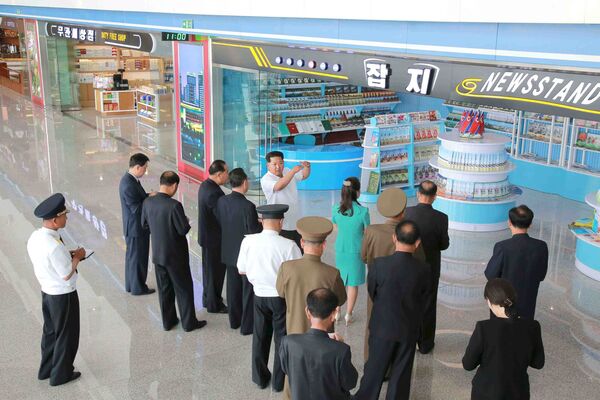 Kuzey Kore lideri Kim Jong-un, eşiyle birlikte yeni terminalin açılışında - Sputnik Türkiye