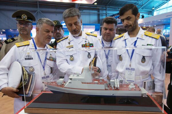 İran Deniz Kuvvetleri Komutanı Habibullah Sayyari (ortada), Sankt-Petersburg Uluslararası Denizcilik Savunma Fuarı’nda - Sputnik Türkiye