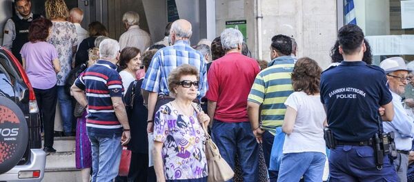 Yunanistan'da emekliler ATM önünde kuyrukta - Sputnik Türkiye