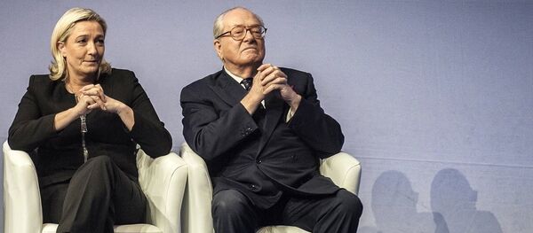 Fransa'da aşırı sağcı Ulusal Cephe’nin (FN) Onursal Başkanı Jean-Marie Le Pen- kızı Marine Le Pen - Sputnik Türkiye