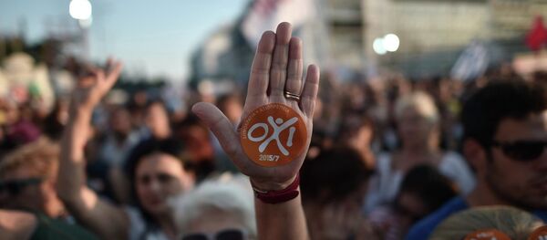 Dün akşam Evetçiler ve Hayırcılar olarak ikiye bölünen Yunan halkı Atina sokaklarındaydı. - Sputnik Türkiye