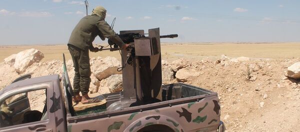 Rakka ile Tel Abyad arasında bulunan Ayn İsa kasabası civarında YPG ile IŞİD arasında çatışmalar sürüyor. - Sputnik Türkiye