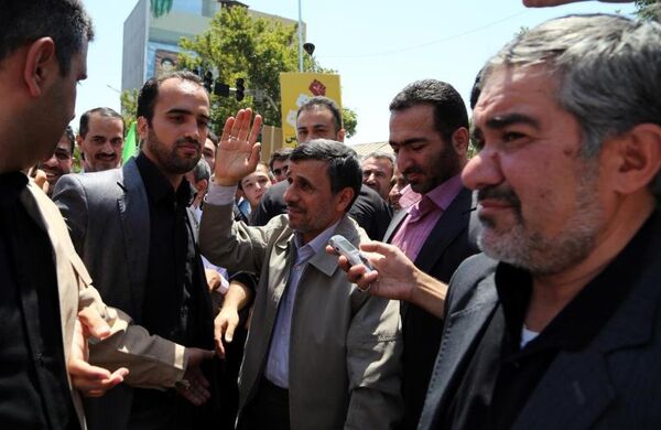 İran'ın başkenti Tahran'da, 'Dünya Kudüs Günü' nedeniyle cuma namazı öncesi bir araya gelen binlerce gösterici Tahran Üniversitesi'ne doğru yürüdü. Etkinliğe, İran Cumhurbaşkanı Hasan Ruhani, Cumhurbaşkanlığı Birinci Yardımcısı İshak Cihangiri, Savunma Bakanı Hüseyin Dehkan'ın yanı sıra ülkenin eski Cumhurbaşkanı Mahmud Ahmedinejad da katıldı.  - Sputnik Türkiye