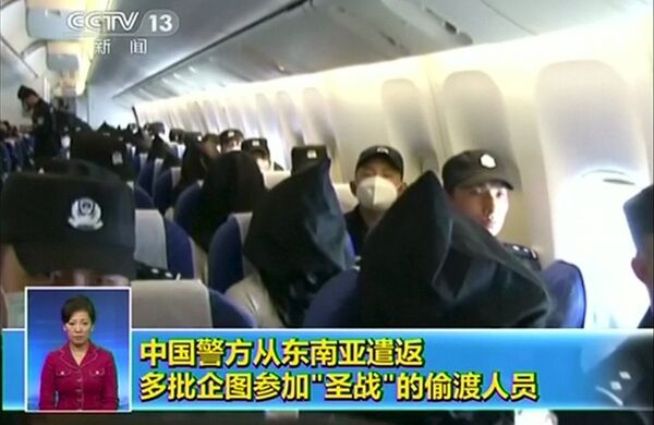 Uygur Türklerinin uçakla götürülmesi sırasında çekilen video ve fotoğrafları basına dağıtıldı. - Sputnik Türkiye