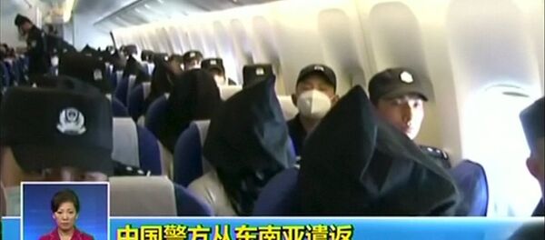 Uygur Türklerinin uçakla götürülmesi sırasında çekilen video ve fotoğrafları basına dağıtıldı. Uygur Türklerinin uçakla götürülmesi sırasında çekilen video ve fotoğrafları basına dağıtıldı. - Sputnik Türkiye