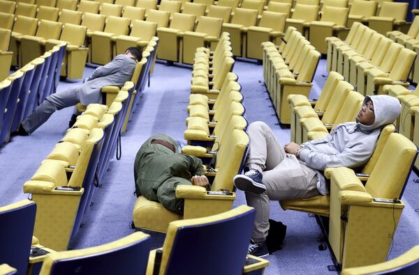 Euro Bölgesi maliye bakanları ve liderleri zirvelerinin uzadıkça uzaması basın mensuplarını da perişan etti.  - Sputnik Türkiye