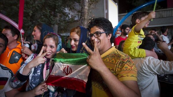Tahran'da, nükleer müzakerelerde anlaşma sağlanması üzerine sokaklara çıkan vatandaşlar sevinç gösterilerinde bulundu. - Sputnik Türkiye