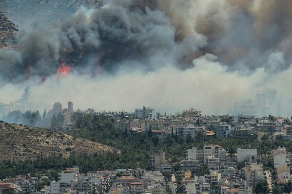 Yunanistan'ın farklı bölgelerde aynı anda başlayan yangının kundaklama sebebiyle çıktığı tahmin ediliyor. - Sputnik Türkiye
