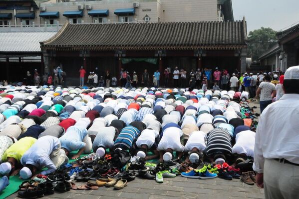 Çin'in başkenti Pekin'de binlerce Müslüman, Ramazan Bayramı namazı için Niucie Camisi'ne akın etti - Sputnik Türkiye