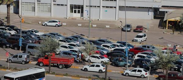 Ramazan Bayramı'nı Ege kıyılarında geçiren ve dönüş için deniz ulaşımını tercih eden tatilciler, Bandırma İskelesi'nde yoğunluğa neden oldu. Ramazan Bayramı'nı Ege kıyılarında geçiren ve dönüş için deniz ulaşımını tercih eden tatilciler, Bandırma İskelesi'nde yoğunluğa neden oldu. - Sputnik Türkiye