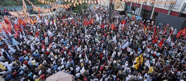 Suruç'taki bombalı saldırı, Türkiye'nin çeşitli illerinde protesto edildi. - Sputnik Türkiye