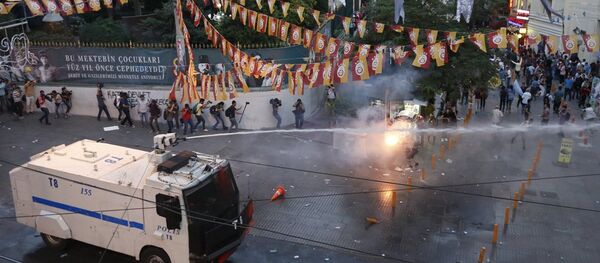 İstanbul İstiklal Caddesi'ndeki Suruç protestosuna polis müdahale etti. - Sputnik Türkiye