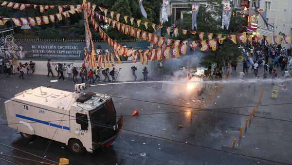 İstanbul İstiklal Caddesi'ndeki Suruç protestosuna polis müdahale etti. - Sputnik Türkiye