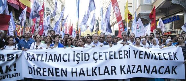 Beyoğlu'nda toplanan gruplar, Şanlıurfa'nın Suruç ilçesinde yaşanan terör saldırısını protesto etti. Beyoğlu'nda toplanan gruplar, Şanlıurfa'nın Suruç ilçesinde yaşanan terör saldırısını protesto etti. - Sputnik Türkiye