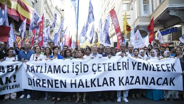 Beyoğlu'nda toplanan gruplar, Şanlıurfa'nın Suruç ilçesinde yaşanan terör saldırısını protesto etti. - Sputnik Türkiye