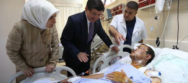 Başbakan Ahmet Davutoğlu ve eşi Sare Davutoğlu, Şanlıurfa Balıklıgöl Devlet Hastanesi'nde Suruç'taki terör saldırısında yaralananları ziyaret etti. - Sputnik Türkiye