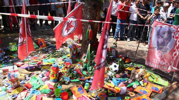 Suruç'ta patlamanın meydana geldiği alana Sosyalist Gençlik Dernekleri Federasyonu'nun (SGDF) Kobani'ye götürmek istediği oyuncaklar bırakıldı. - Sputnik Türkiye