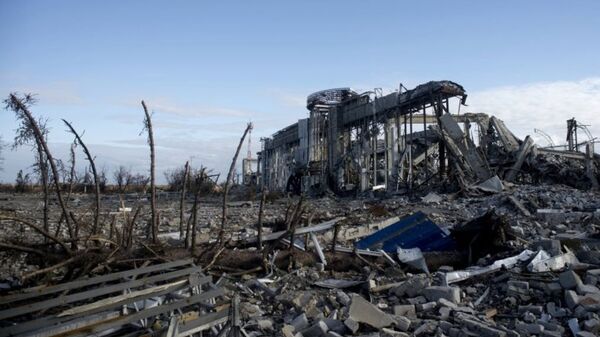 Lugansk havalimanının yıkıntılarını kaldırma çalışmaları - Sputnik Türkiye