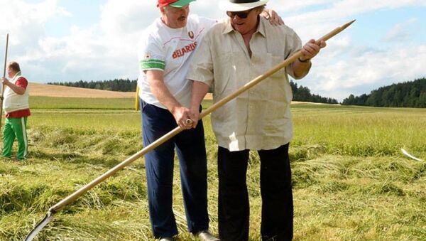 Lukaşenko, Depardieu’ya çimi tırpanlamayı öğretti - Sputnik Türkiye