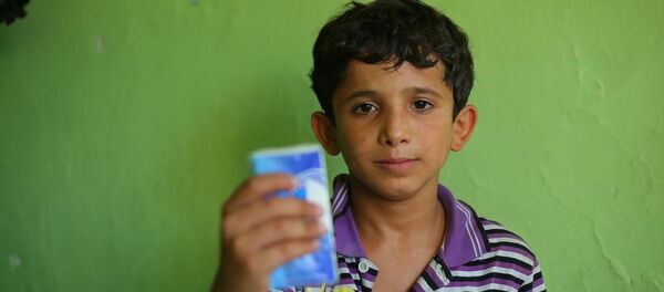 Mendil satarken dövülen Suriyeli çocuk Ahmed Hamdo - Sputnik Türkiye