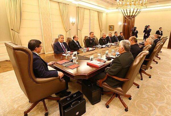 Başbakan Ahmet Davutoğlu'nun başkanlığında özel güvenlik toplantısı yapıldı. Çankaya Köşkü'ndeki toplantıya, Başbakan Yardımcıları Bülent Arınç, Yalçın Akdoğan, İçişleri Bakanı Sabahattin Öztürk, Milli Savunma Bakanı Vecdi Gönül, Genelkurmay Başkanı Orgeneral Necdet Özel katıldı. - Sputnik Türkiye