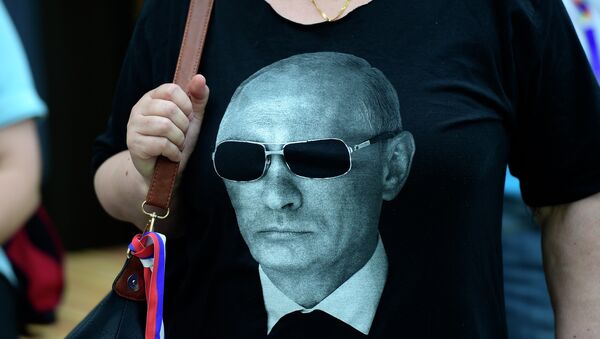 Vladimir Putin tişörtü giyen bir kadın - Sputnik Türkiye