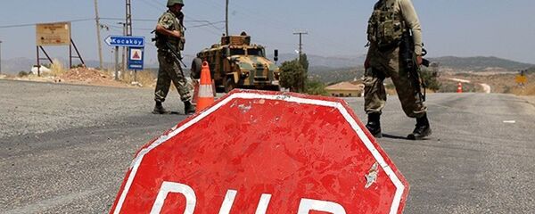 Diyarbakır'ın Lice İlçesi Kayacık mevkiinde geniş güvenlik önlemleri alınırken, Diyarbakır-Bingöl karayolu trafiğe kapatıldı. - Sputnik Türkiye